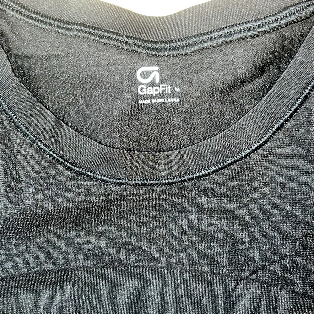 GAPFIT WOMENS ATHLETIC VENTED STRETCH SHIRT | BLACK | MEDIUM - Picture 3 of 3